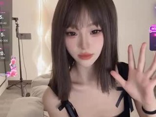 sunflowerbbb 19 y. o. asian cam girl showing big tits