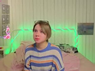 launakohan 18 y. o. cam babe wants show beauty kiss live sex