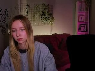 gloria_queen1 18 y. o. brunette cam babe loves getting her cunt banged online
