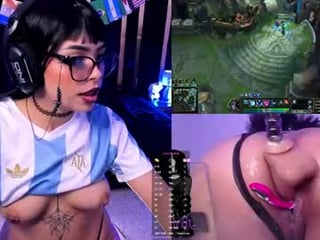 nyveth 19 y. o. nude cam babe her ass drilled