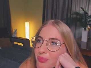 bonnie_di 18 y. o. depraved blonde cam girl presents her pussy drilled