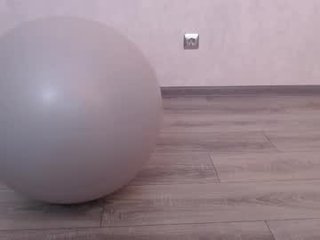 adriana_meow246 19 y. o. nude cam girl presents oilshow on camera