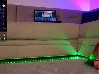 pawg_official 24 y. o. english cam girl show his beauty legs online