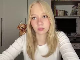 hilarianimocks 18 y. o. 