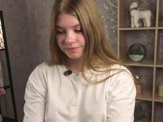 lelafileds 18 y. o. cam girl showing big tits and big ass