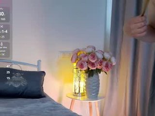 alyxkinski 18 y. o. blonde cam girl loves her feet showing