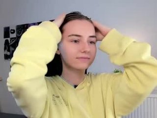 approche_toi_petite 18 y. o. sex cam with a horny cute cam girl that's also incredibly naughty