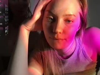 lola_booo 20 y. o. blonde cam babe in the chatroom offers her holes for banging