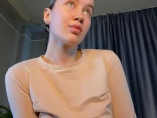 swett_b00bss 23 y. o. cam girl showing big tits and big ass