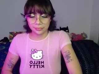 amapola_owen 19 y. o. latina cam babe brings live sex to him online