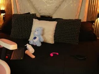 jullianapriv_ 18 y. o. latina cam girl likes to sit naked on camera